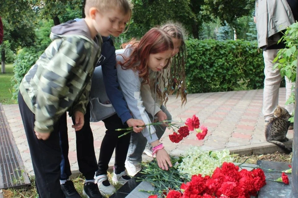 Цветы памяти у вечного огня 🕊

Сегодня наши Орлята совершили важное и очень трогательное дело — воз