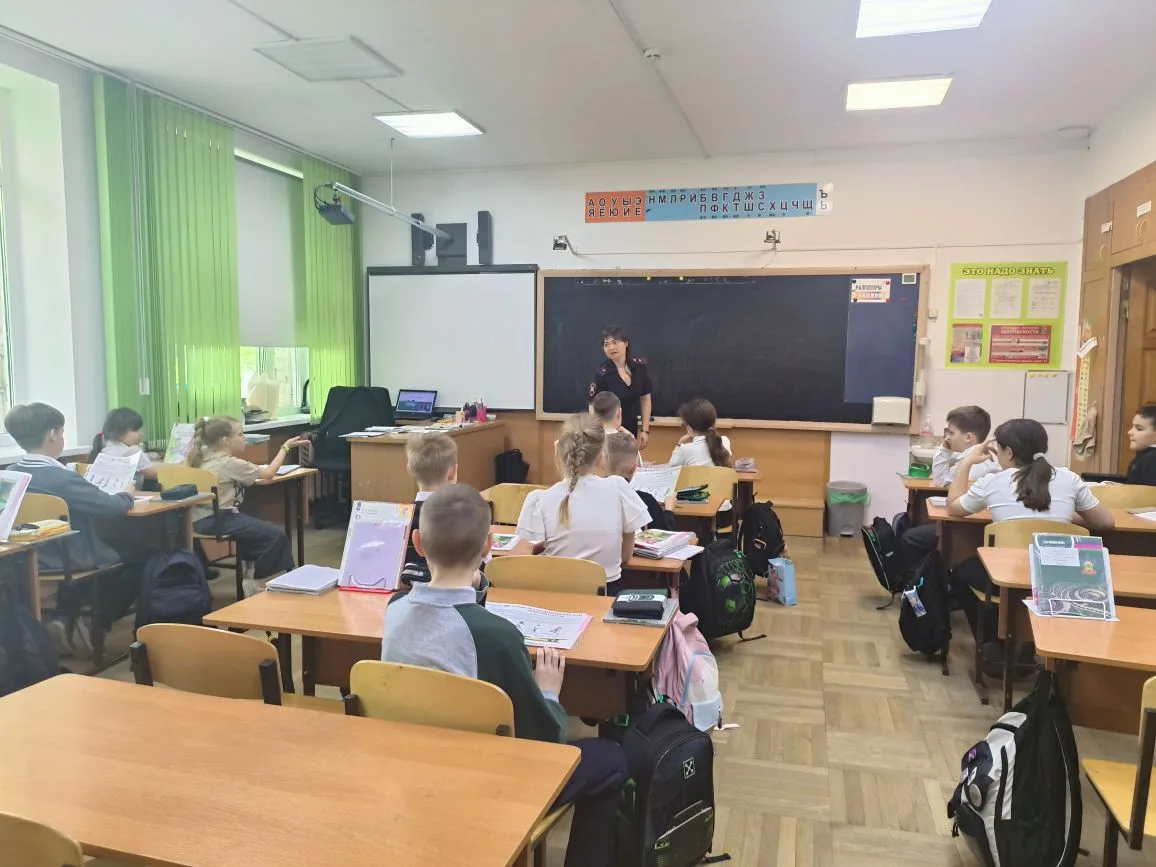 19.02.2026г.  Нашу школу посетил сотрудник ГИБДД Бедрова Диана Владимировна. Она провела беседу с уч