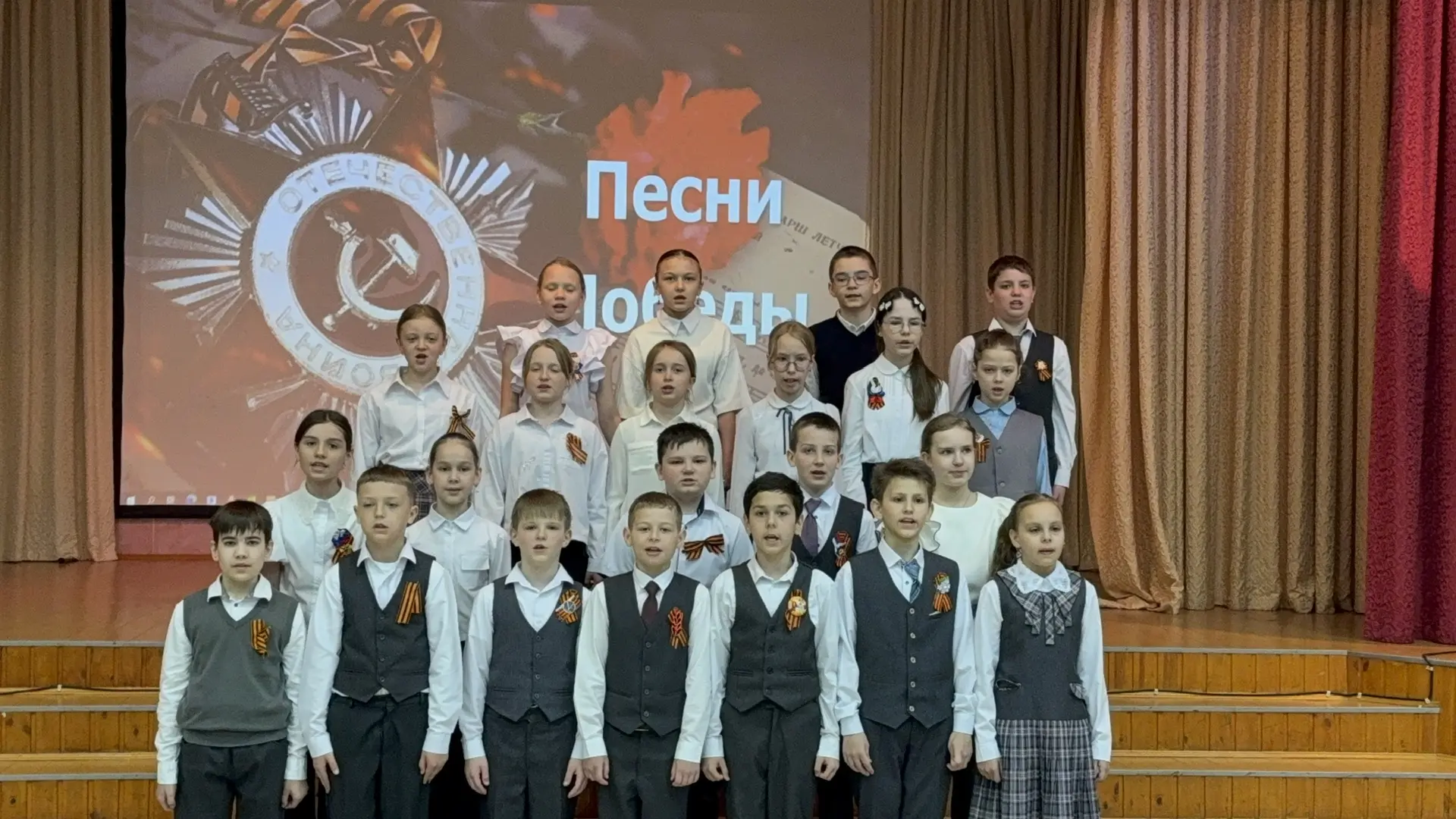 «Великие песни Победы»: Настоящая битва хоров в начальной школе! 🎤🎶✨    В нашей #Школе30 состоялось 