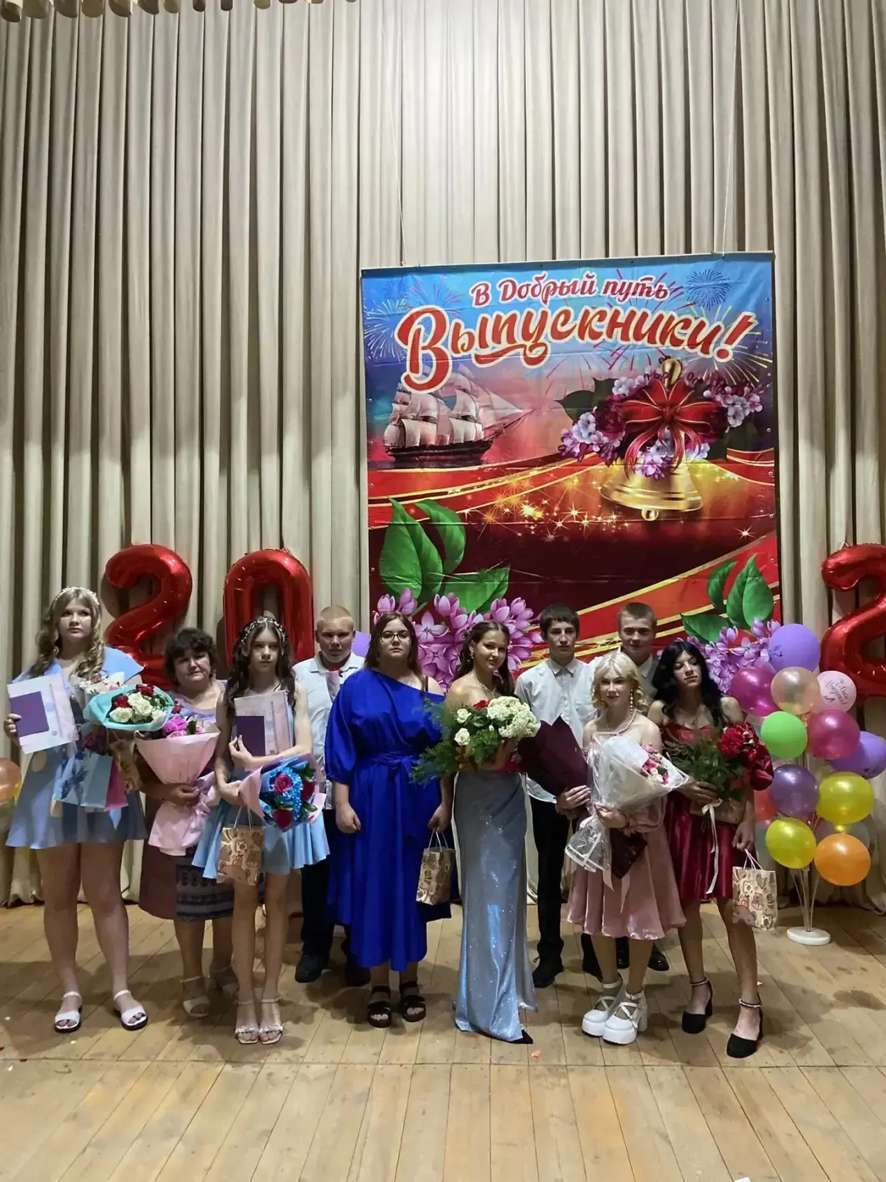 🎓 Прощай, девятый класс!

В нашей школе прошёл выпускной вечер для учеников 9-х класса— трогательны