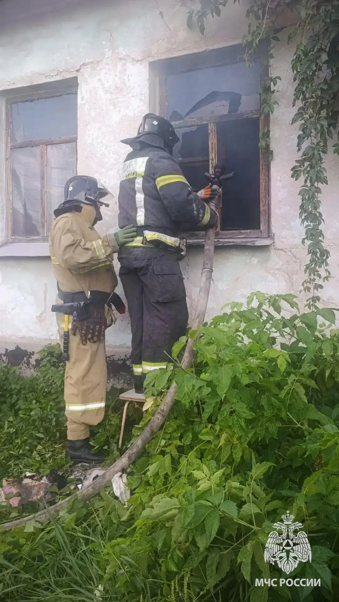 🚒 Спасатели потушили пожар в частном доме Луганска
