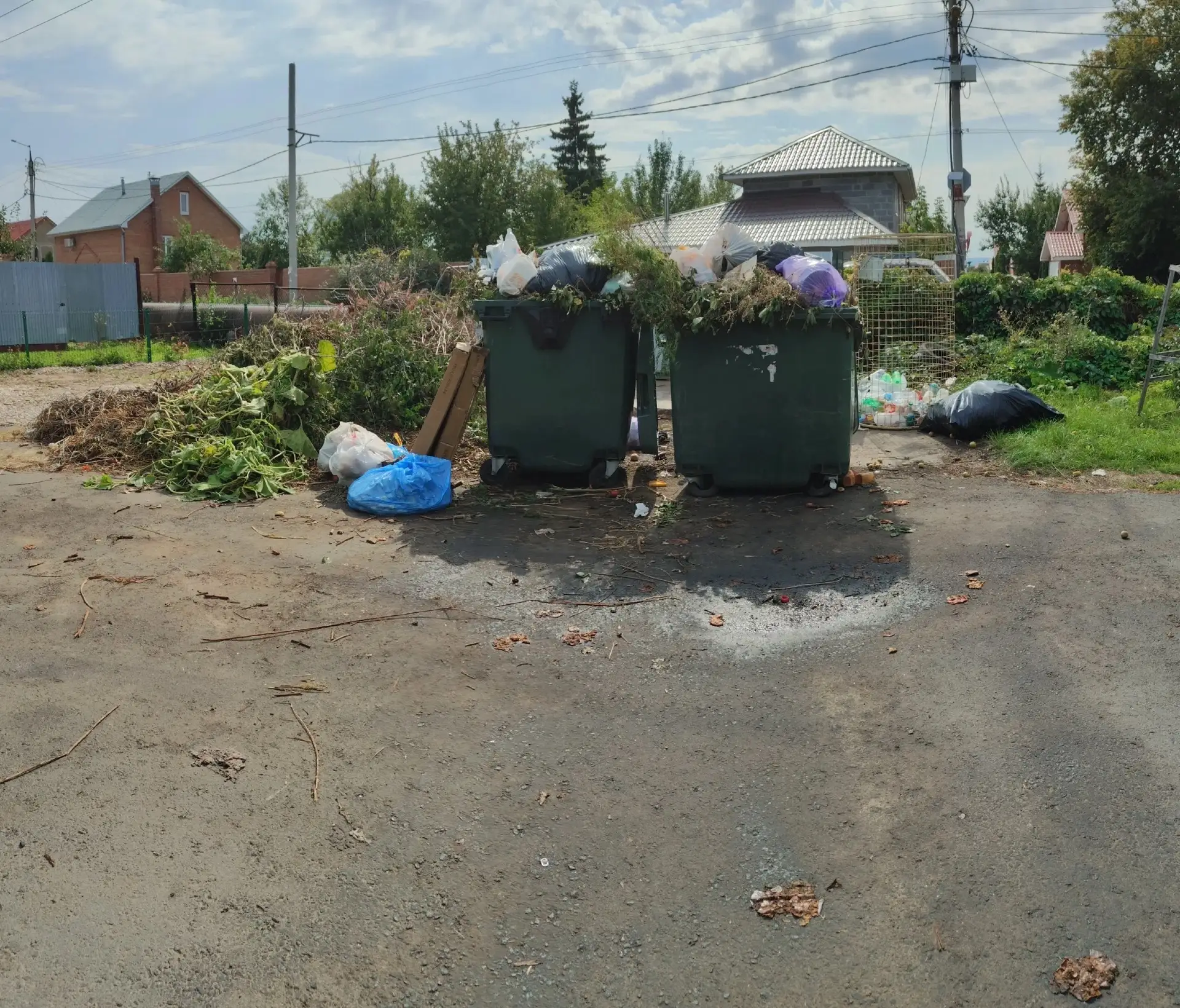 Несколько лет мусорка перед моим (Восточная, 22А) и соседскими домами  постоянно захлам...