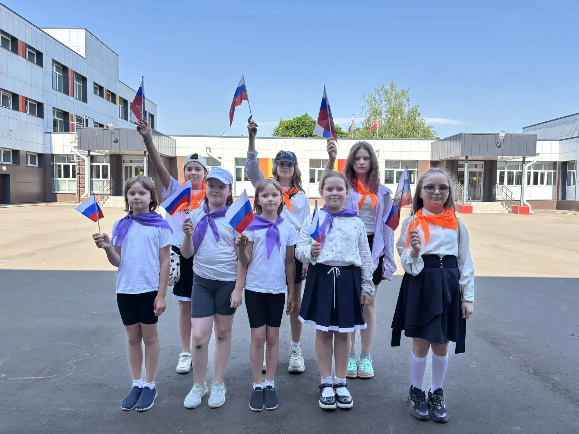 🇷🇺День России в школьном лагере «Лучистый»: заряд энергией и любовью к Родине🇷🇺

12 июня наша ст