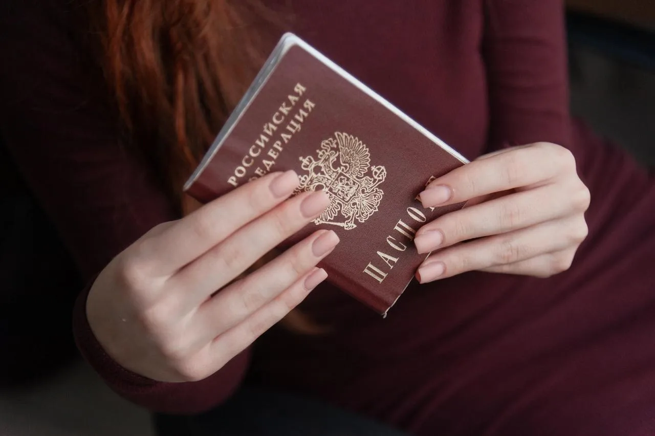Петербуржцы неделями ждут новые паспорта — хотя по регламенту документ должны выдать ма...