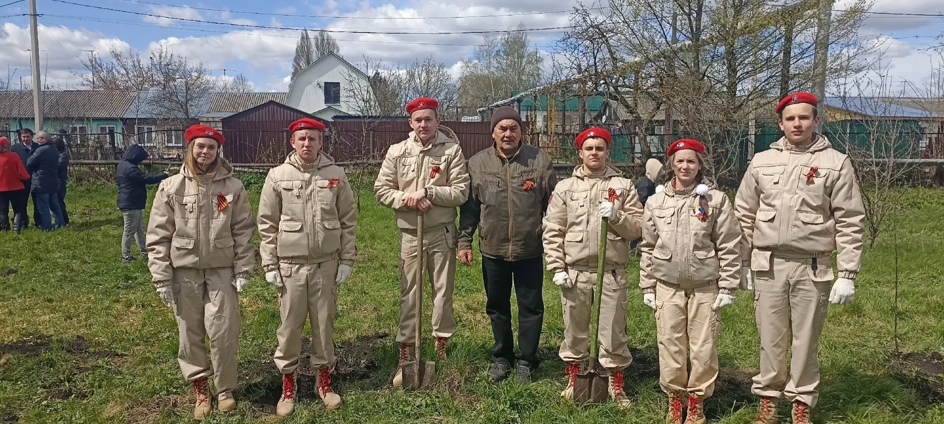 Юнармейцы МБОУ "Комсомольская  СОШ" приняли участие в посадке деревьев в честь годовщины победы в Ве