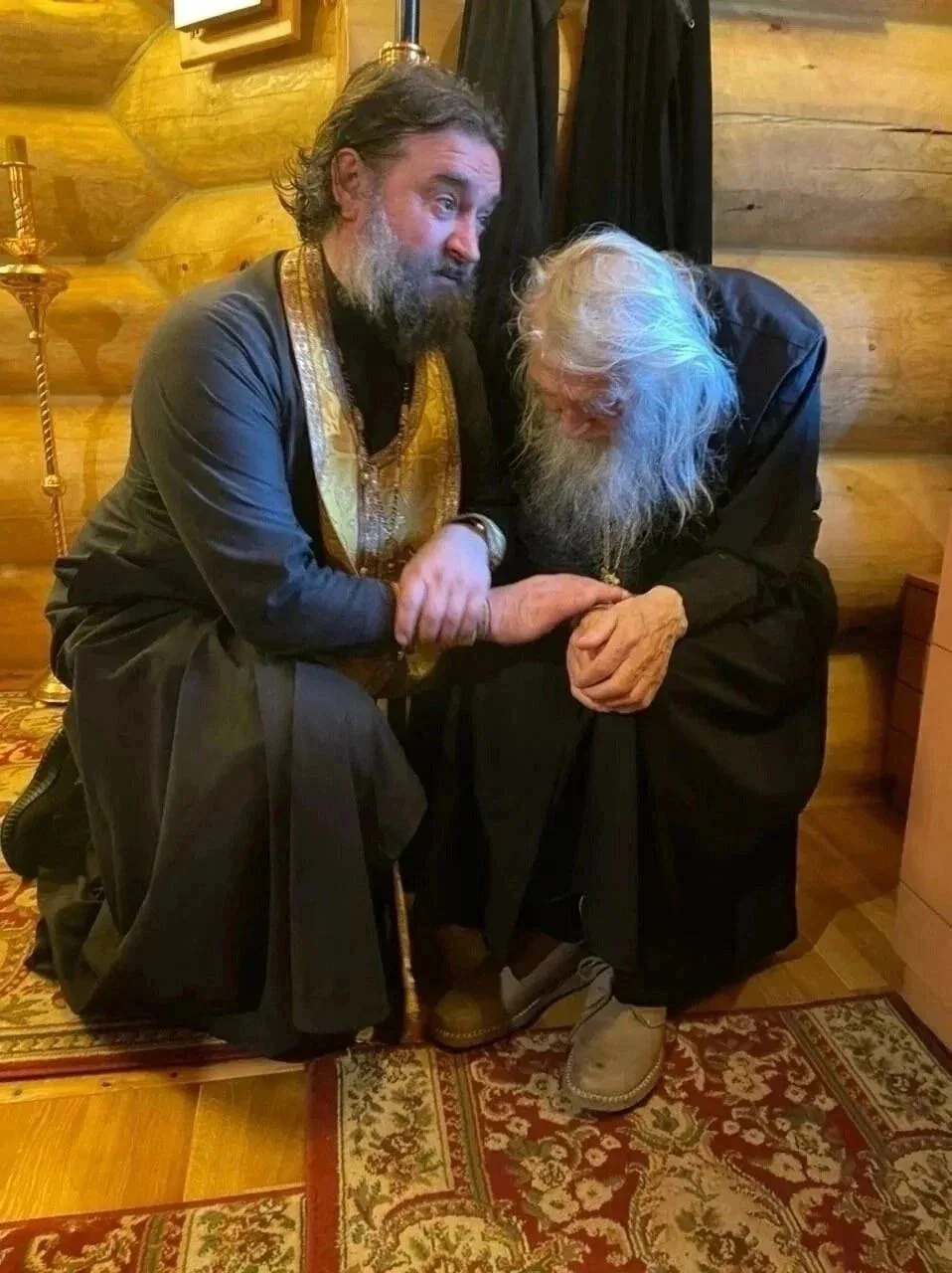 🥖 ПОЧЕМУ СТОЛ — ЭТО ПРЕСТОЛ?

Почему нельзя класть ноги на стол? Почему нельзя садиться, ложиться и