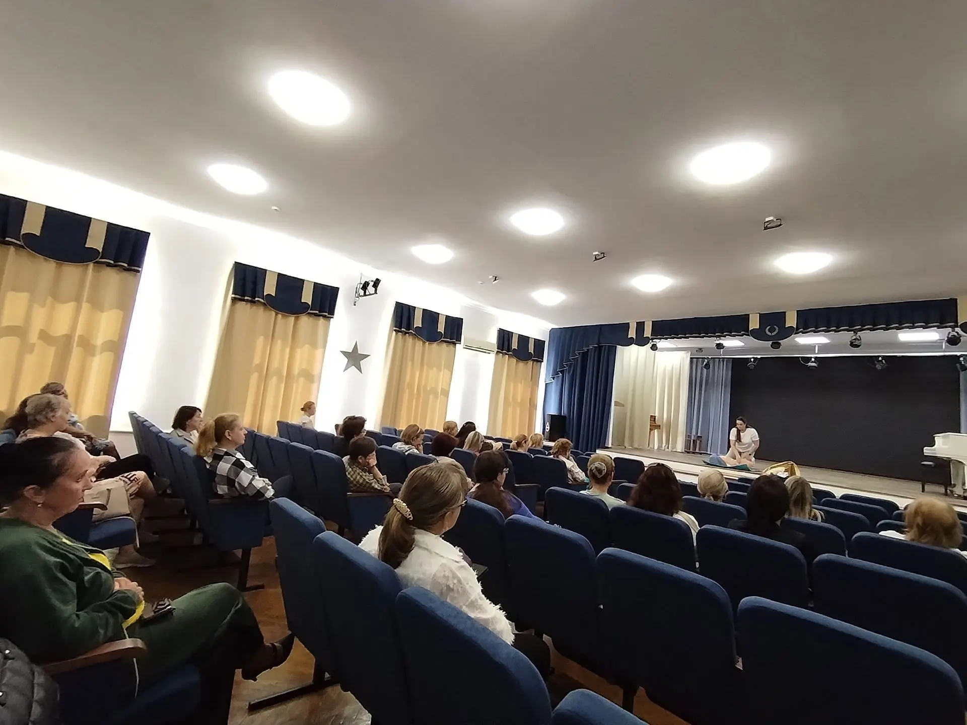 Первая помощь — это не медицинская помощь. Педагог не должен пытаться проводить сложные манипуляции 