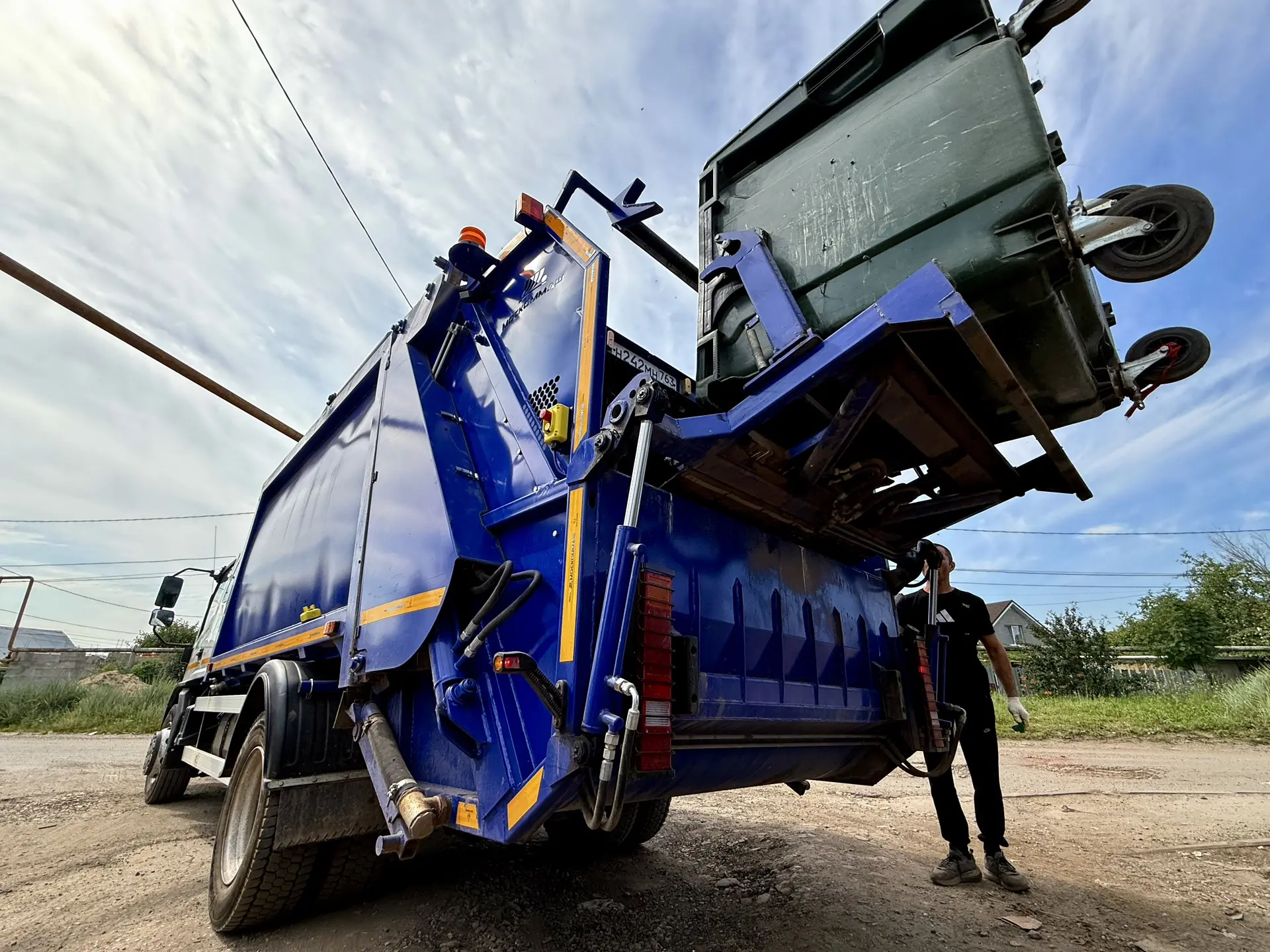 🚛 В среднем каждую неделю мусоровозы транспортируют 302 000 м³ отходов — объём, сопост...