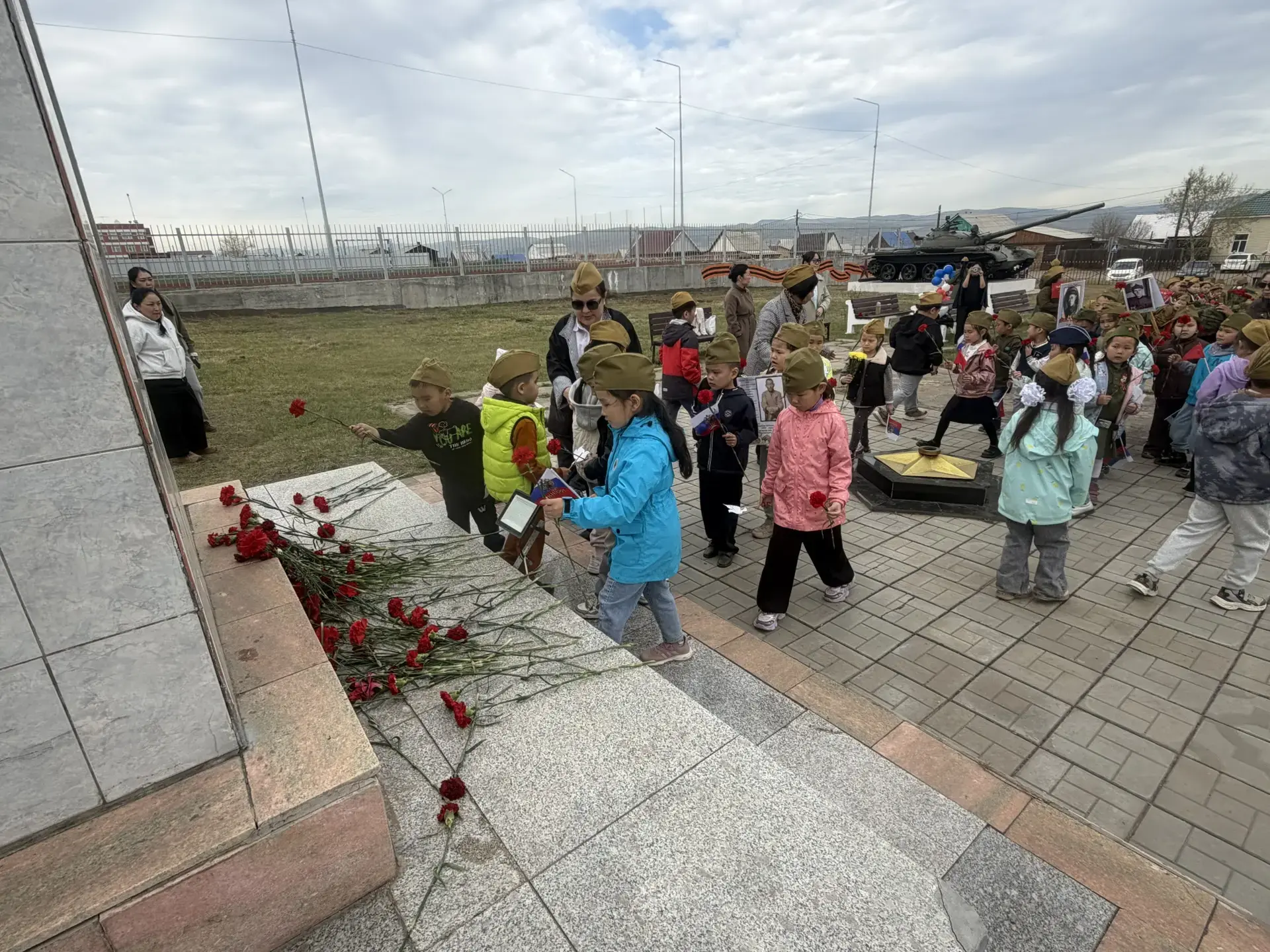 ЭКСКУРСИЯ К ПАМЯТНИКУ.
12 мая воспитанники старших групп нашего детского сада вместе с воспитателями