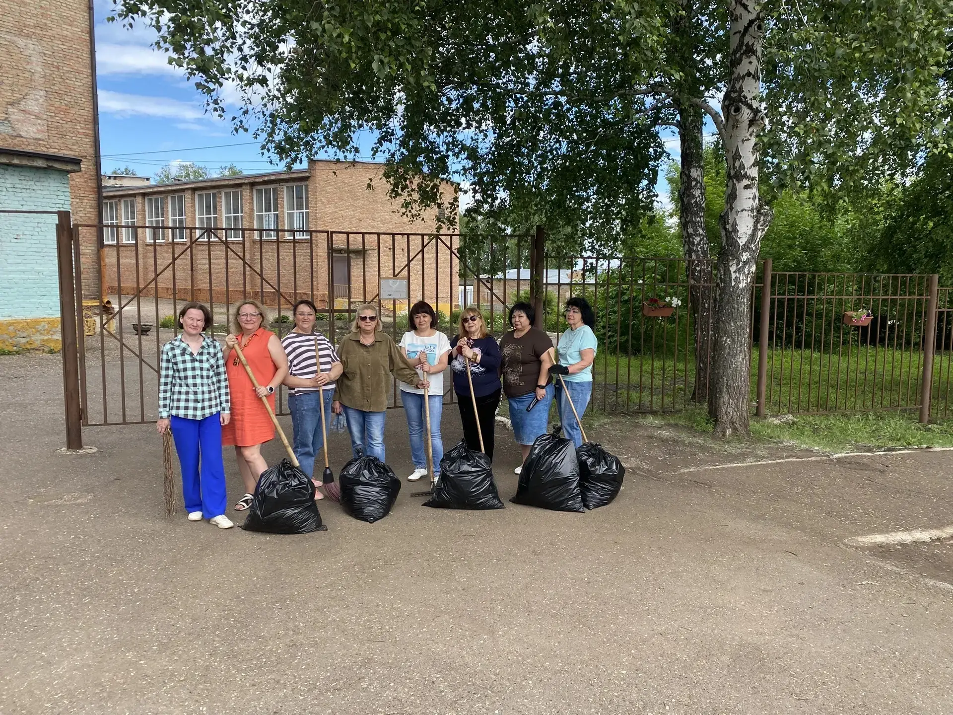 Сегодня к субботнику присоединились учителя МБОУ СОШ 12🫶. Дружным коллективом привели в порядок тер