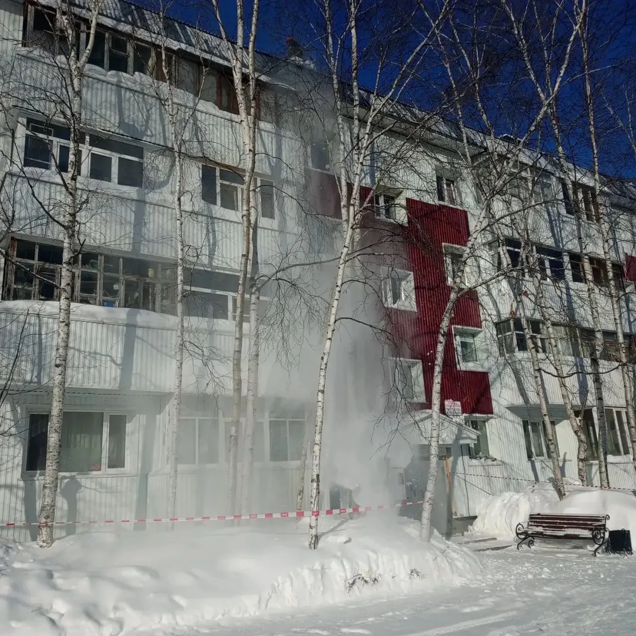 Безопасно чистим крыши домов ❄️