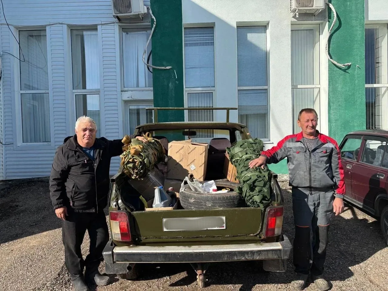 Две машины — в помощь бойцам