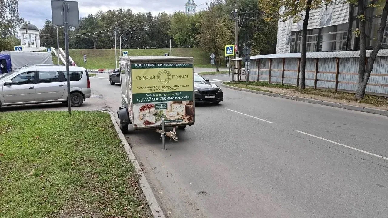Сколько еще эта роскошь будет мешать дорожному движению по Лесной? Администрация, ну пр...