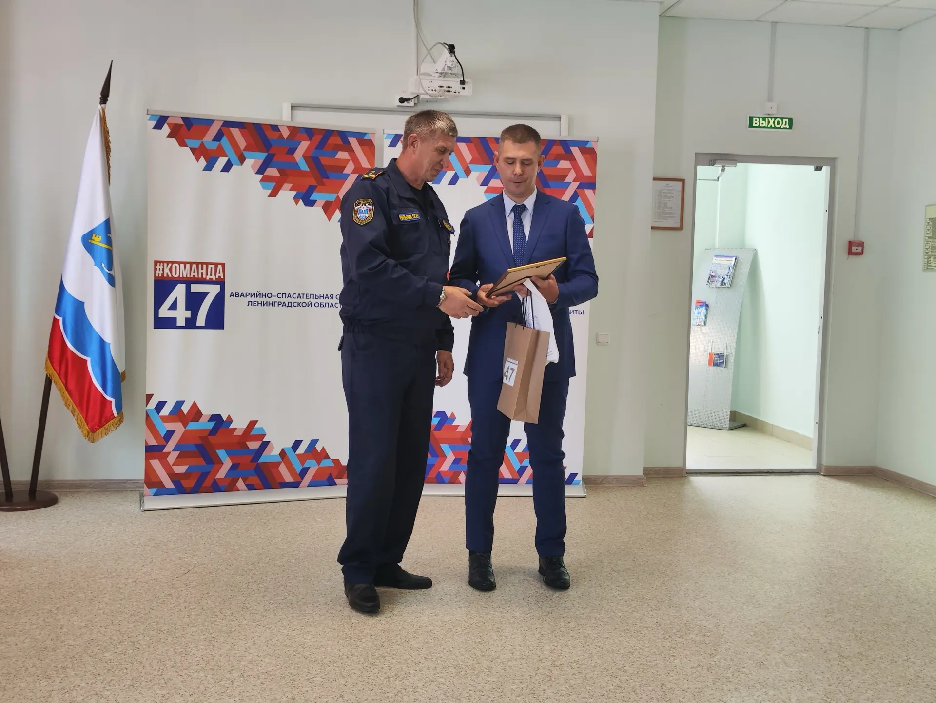 Госэконадзор Ленинградской области поздравил коллег из Аварийно-спасательной службы рег...