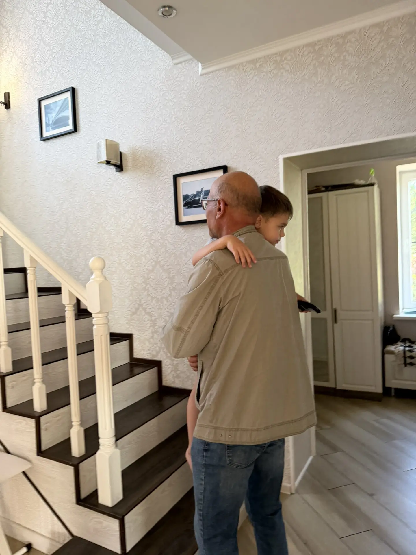 Вечерок , дедушка к нам заглянул и голубок , впервые такой гость )

Всем доброй ночи !)✨