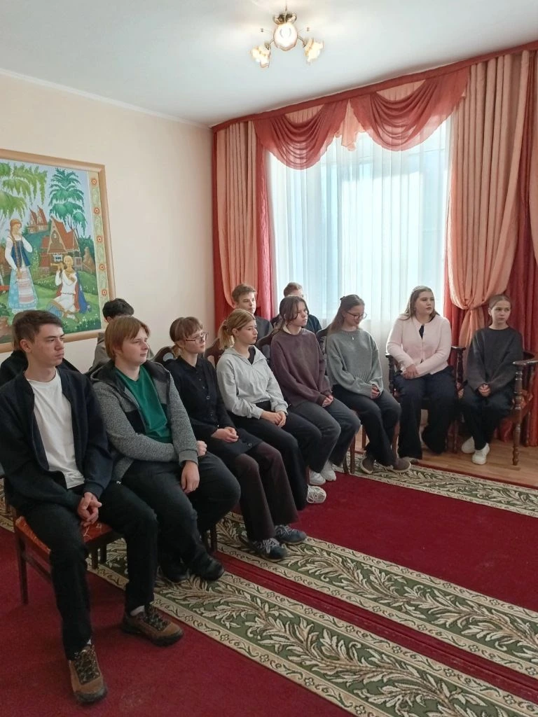 В поселке Палех Ивановской области руководитель ЗАГСа Елена Девяткина встретилась  с уч...