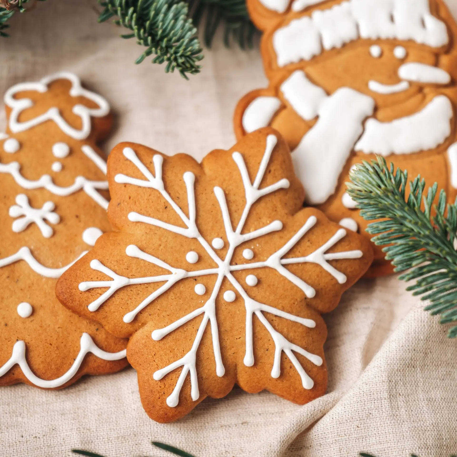 Имбирные пряники — один из самых тёплых и уютных символов Нового года 🎄  Аромат корицы и имбиря мгно