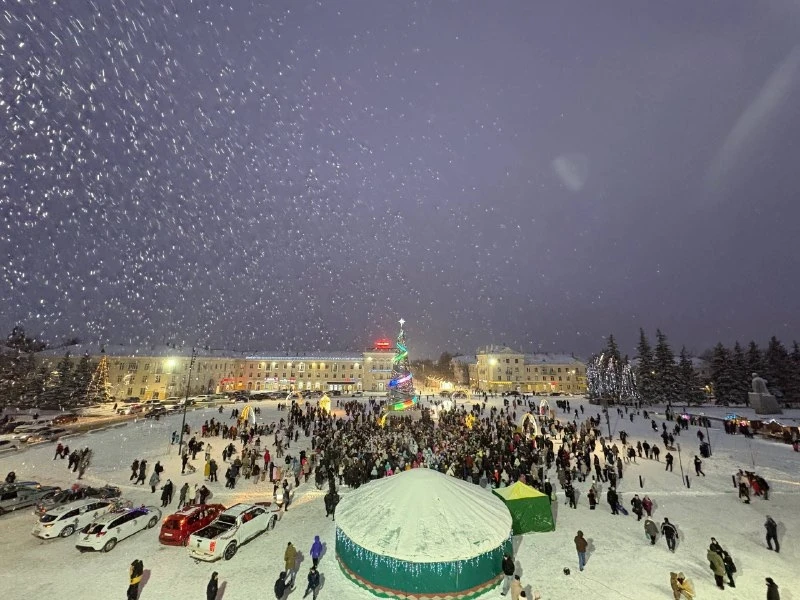 Сегодня торжественно открыл Новогодний городок!