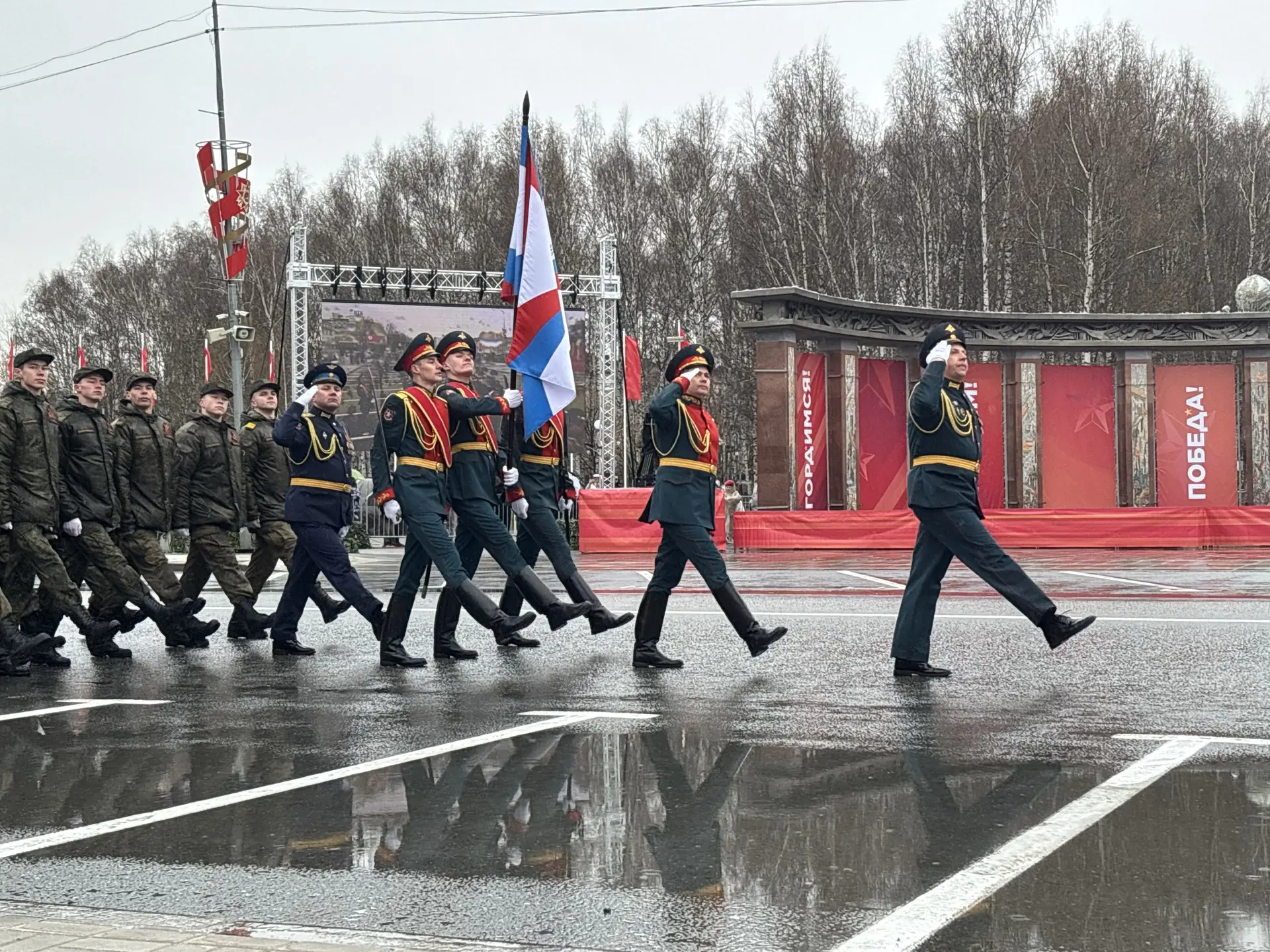Торжественным маршем по центру города прошли территориальные подразделения МЧС, Росгвардии, МВД, суд