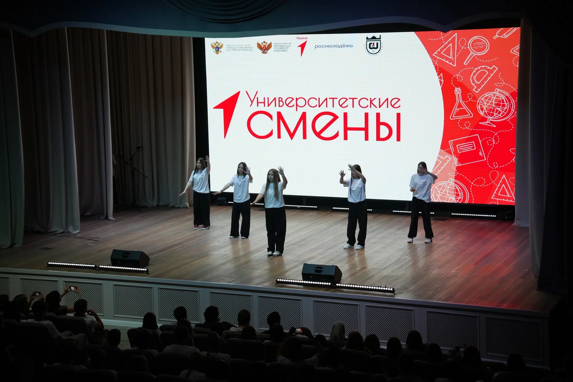 🎓 Около 100 школьников из ЛНР приехали в Чеченскую