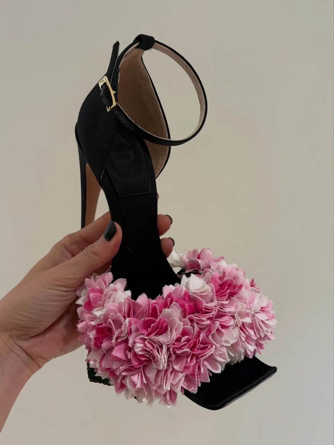 Туфельки-конфетки от Dior. Их придумывает талантливый дизайнер Нина Кристен, которая раньше работала