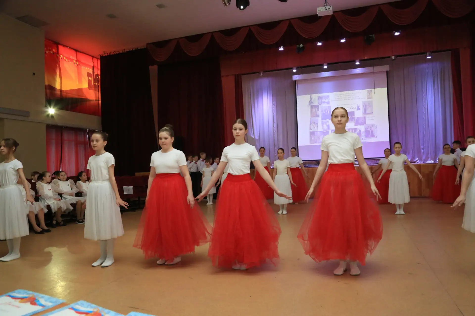 💃 Сегодня в школе — настоящий праздник грации и красоты! 💐  В актовом зале царила атмосфера настояще