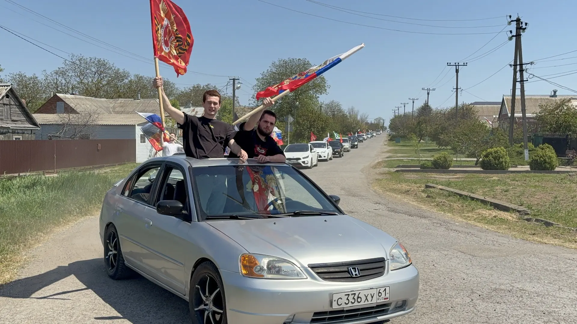 Сегодня, в День Победы, по райцентру ярко, шумно и сплочённо проехал автомарш.   Флаги России, Знамё