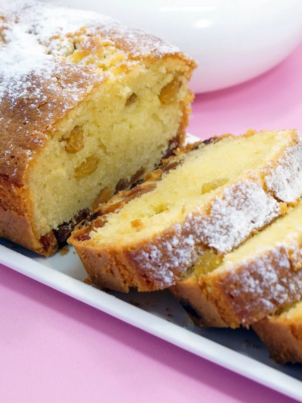 ✨🥮✨ Мягкий, воздушный, с сочными изюминками в каждом кусочке — этот кекс просто тает в...