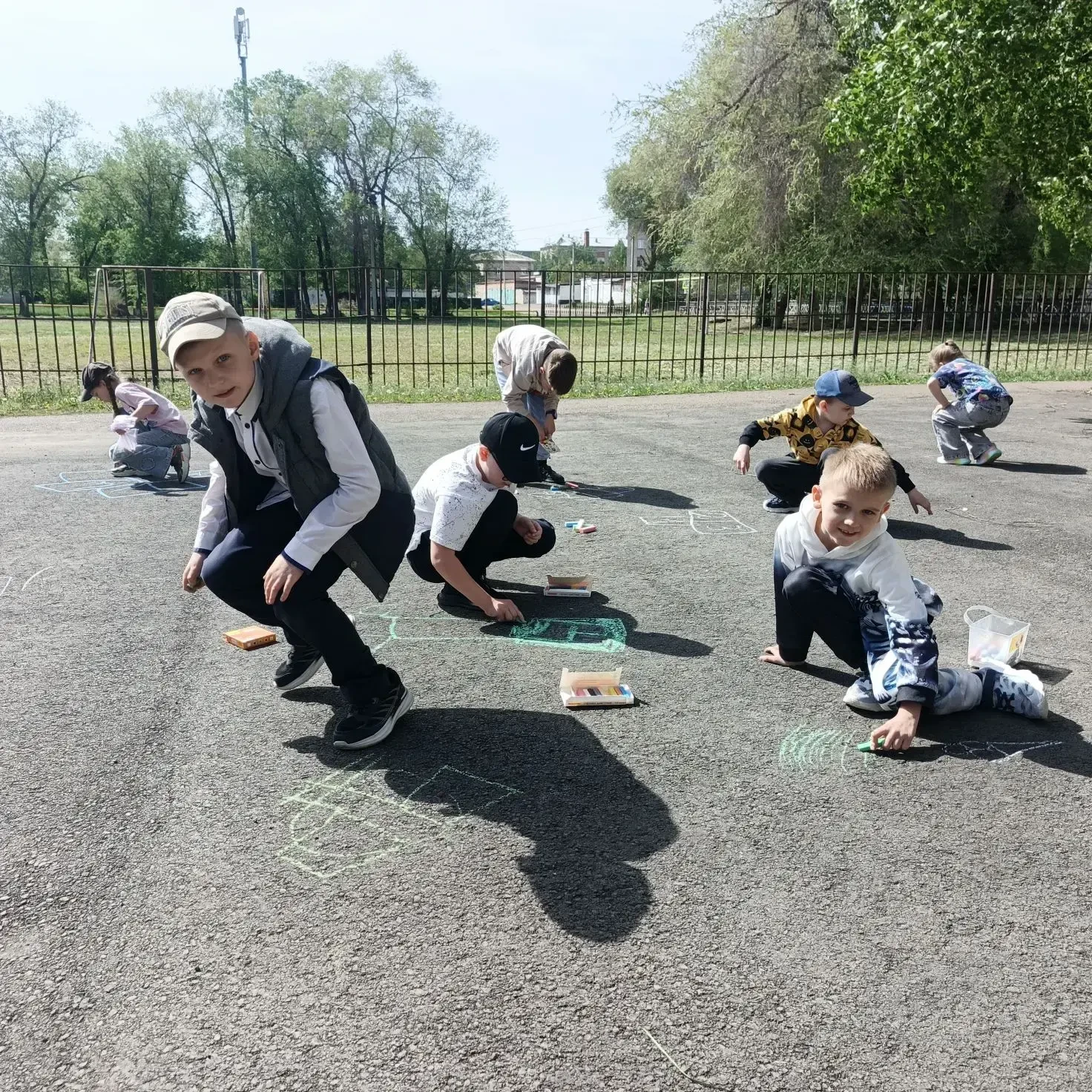 Солнечные улыбки и яркие краски на асфальте! 🎨 Сегодняшний день был наполнен смехом, звонкими голоса