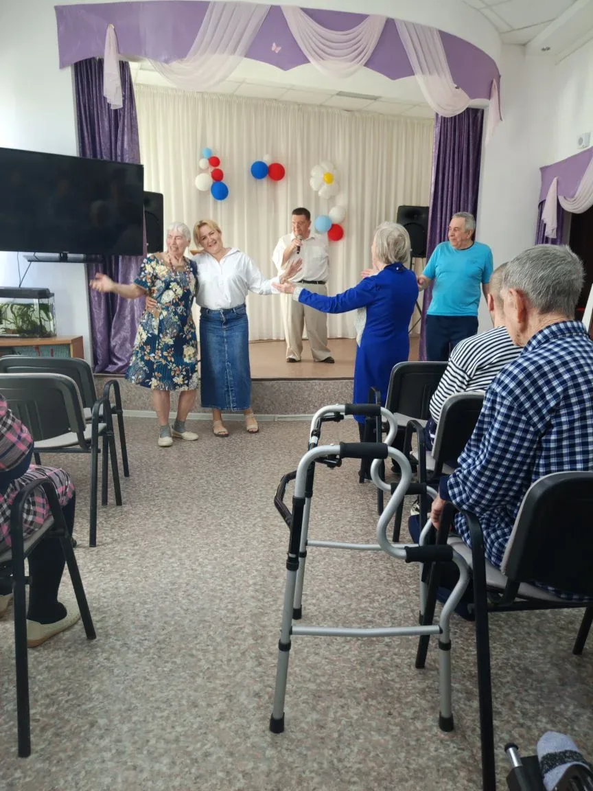 В актовом зале Хвалынского дома-интерната для престарелых и инвалидов состоялся сольный...