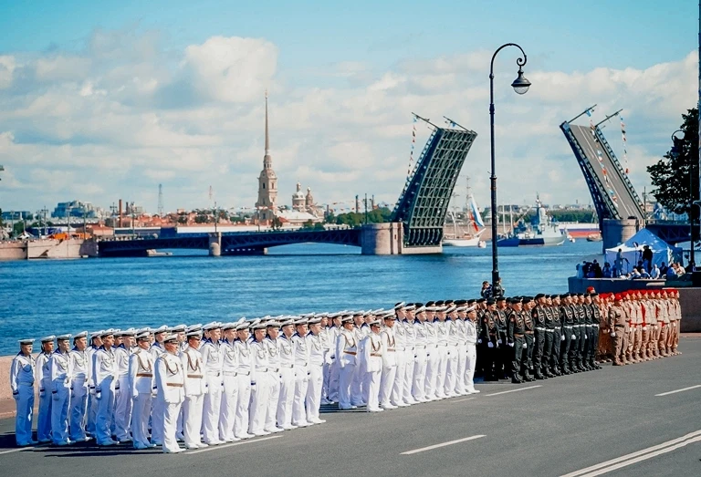 Сегодня — день тех, кто держит морские границы. День Военно-Морского Флота  ⚓️

Для Петербурга это н