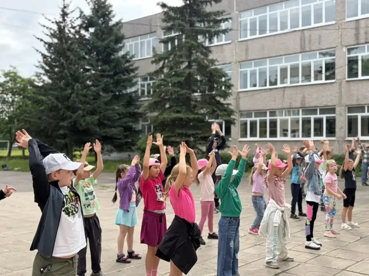 🦅 Орлята России — утро начинаем с зарядки! 🇷🇺

Сегодня наша утренняя зарядка вышла за рамки обычн