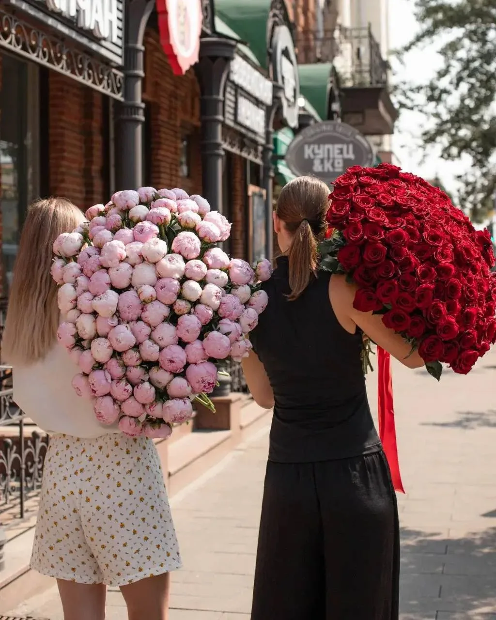 Розы vs пионы 🌹🌸