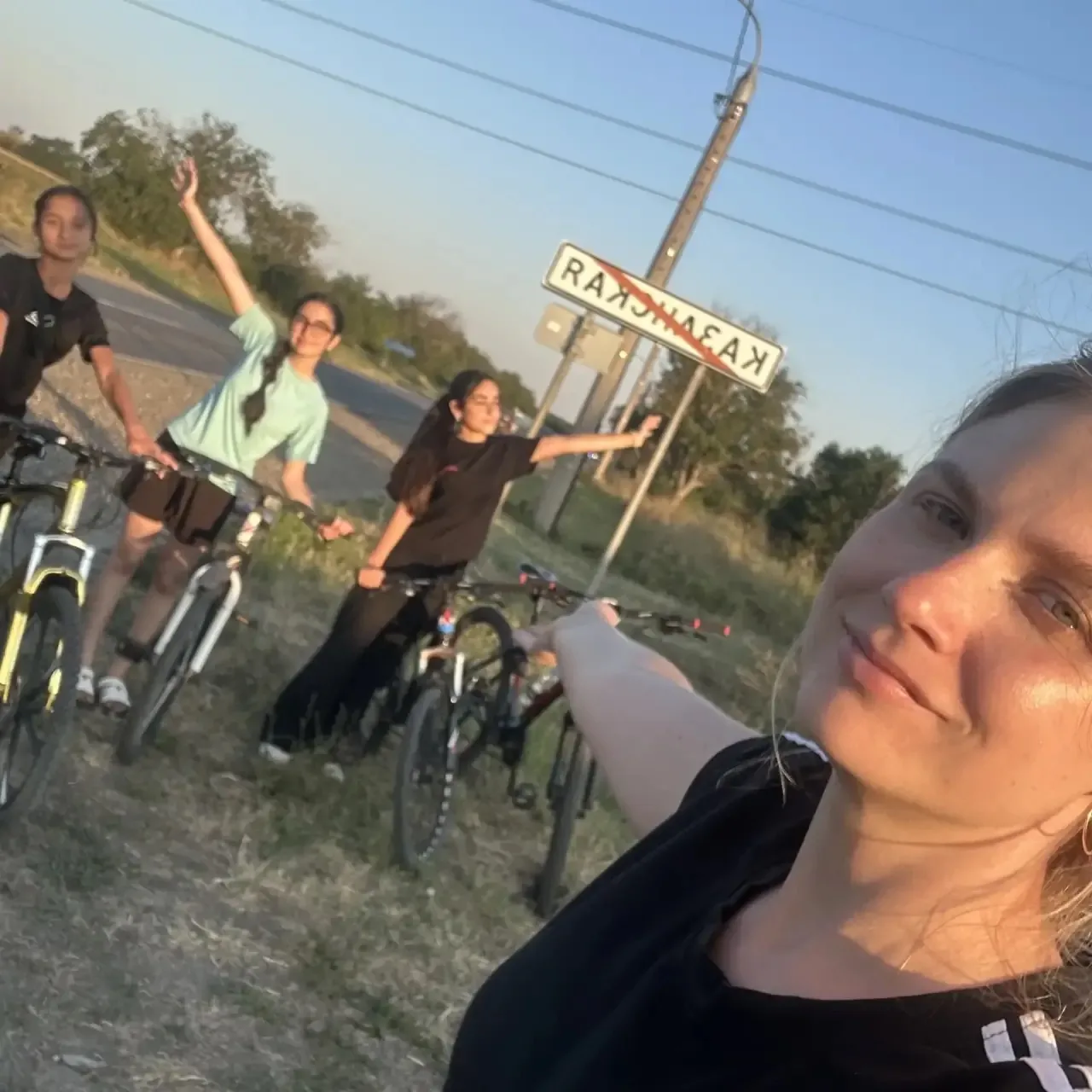 Сегодня 16.08 девочки из 7 класса устроили настоящий велопробег. 🚴‍♂️🚴‍♂️🚴‍♂️