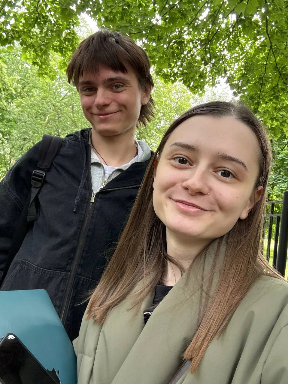 это я младшего брата с экзамена встречала! кстати, он тоже ботает у нас на курсах 🙂