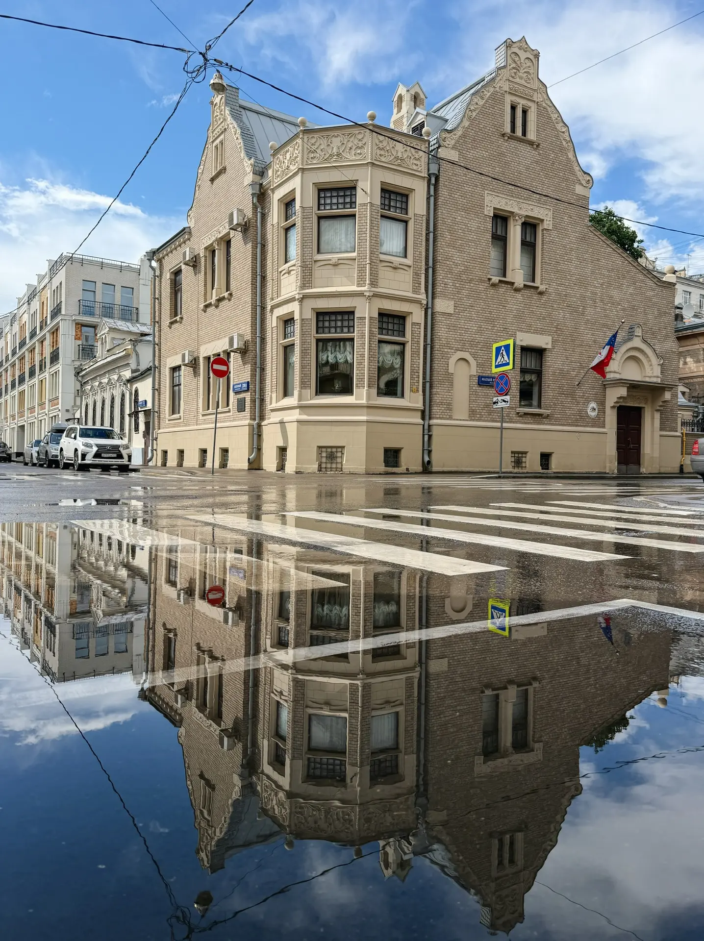 Ещё можно присоединиться к сегодняшним экскурсиям: 

в 13:00 — по переулкам между Пречистенкой и Арб