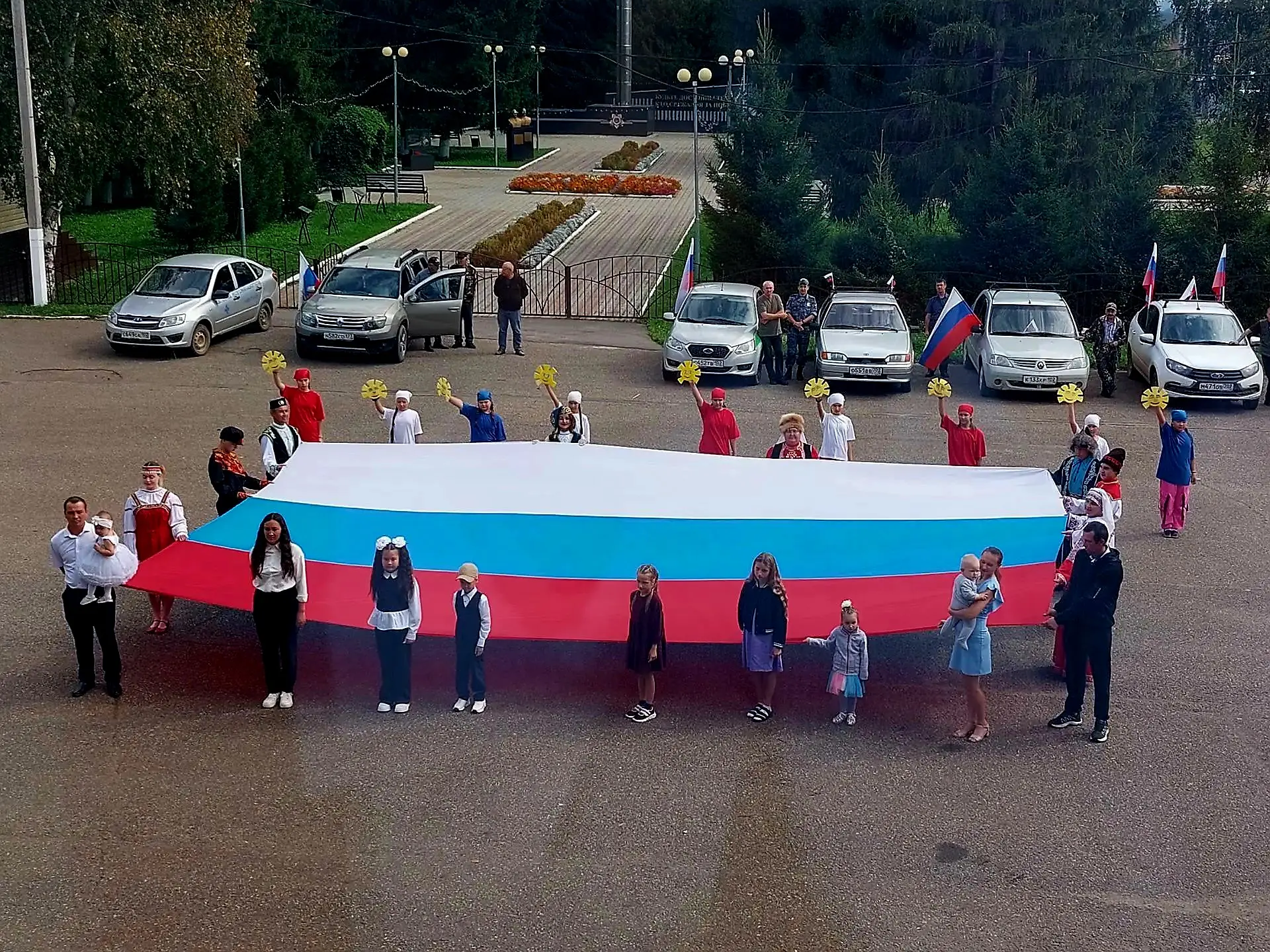На главной площади села Архангельское прошло торжественное мероприятие "Гордо реет флаг...