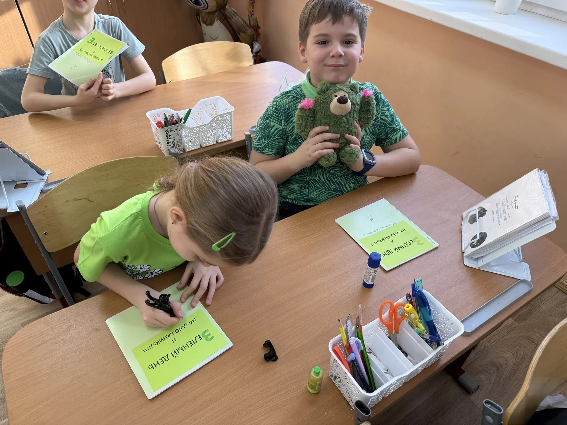 Последний день четверти у ребят из 2Э по традиции цветной. 💚 И, конечно, в начале весны этот день - 