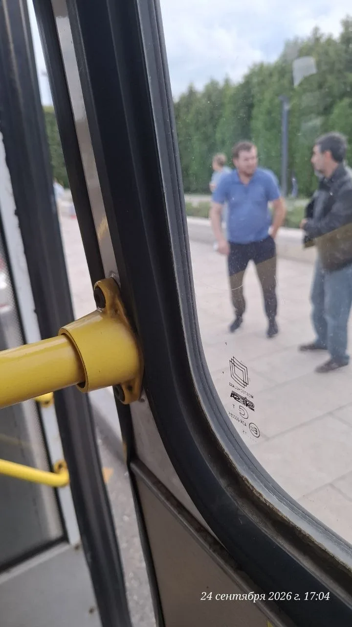 Это же водитель в четверг решил отдохнуть на фоне прекрасного пейзажа парка Краснодар. ...