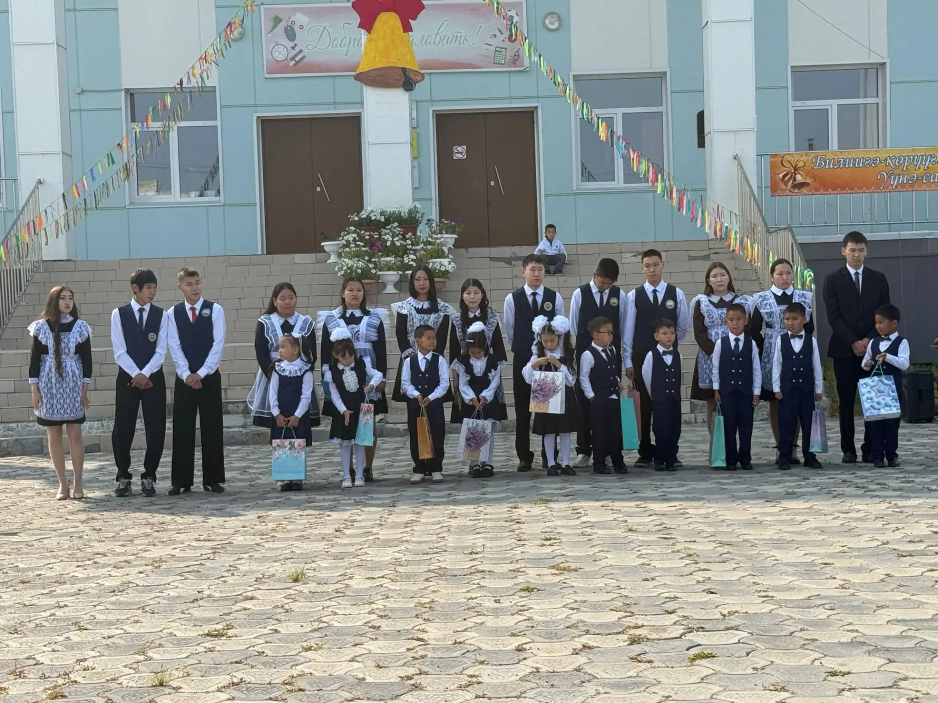 🔔🔔Балаҕан ыйын 1 күнүгэр оҕо-аймах мичээринэн, оҕо-саас күлүүтүнэн оскуолабыт аана нэ...