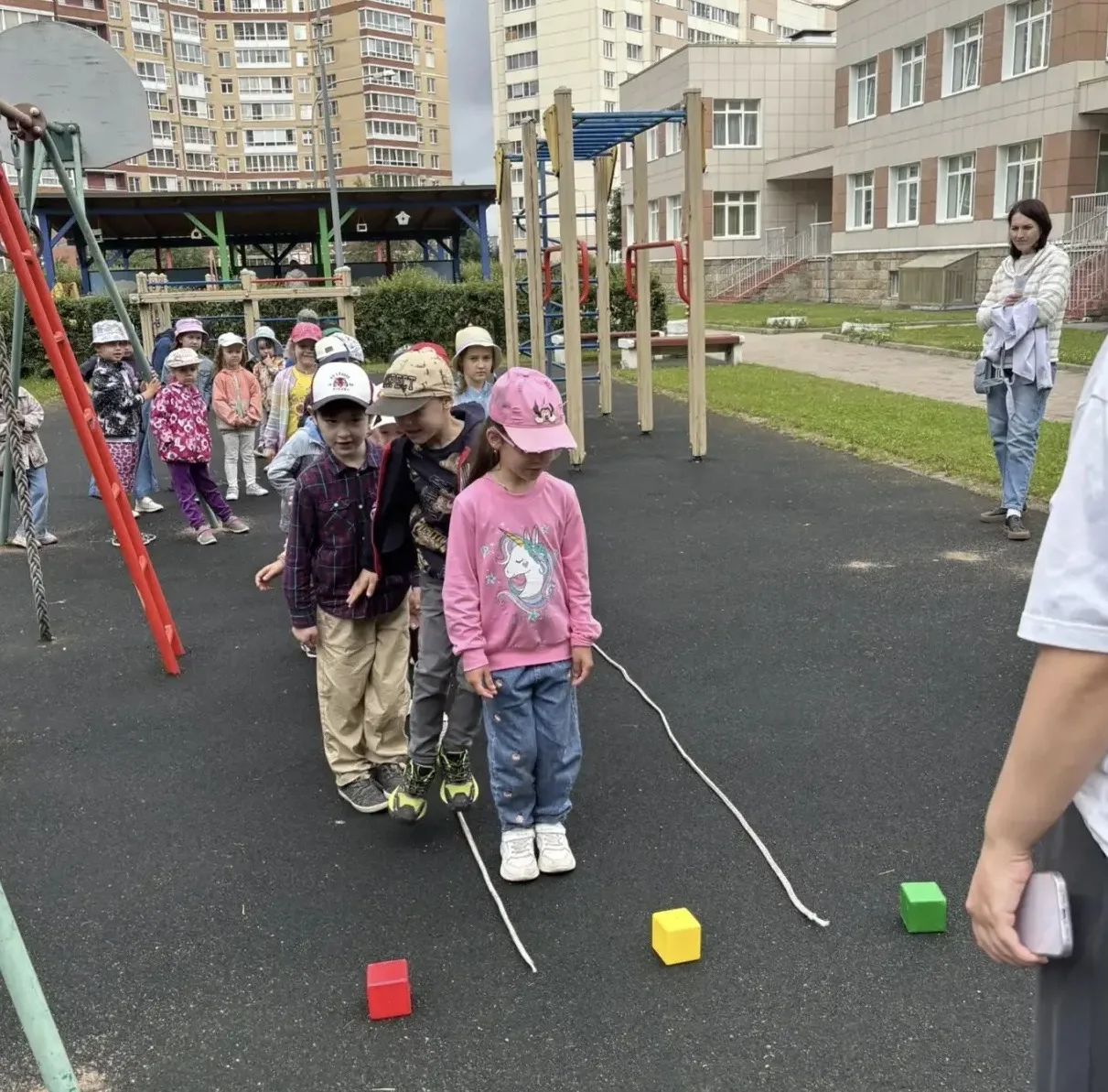 В нашем детском саду прошел физкультурный досуг по ПДД для детей всех возрастных групп ...