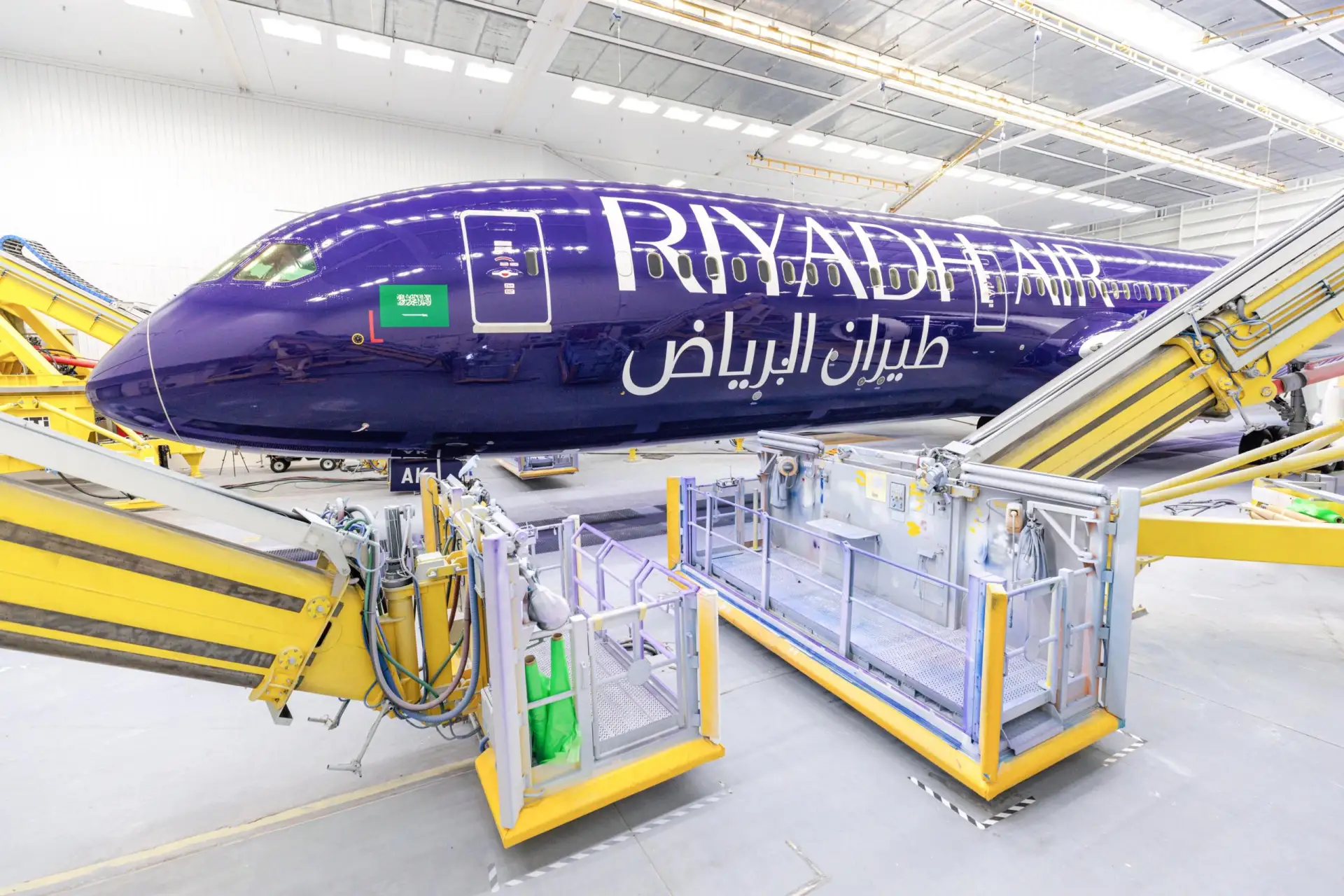 🇸🇦 Riyadh Air представила свой первый Boeing 787-9 в тёмной ливрее