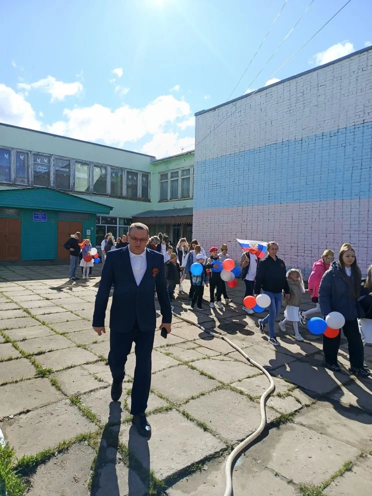 Сегодня, 9 мая, в нашей деревне прошло торжественное шествие и митинг в честь Дня Побед...