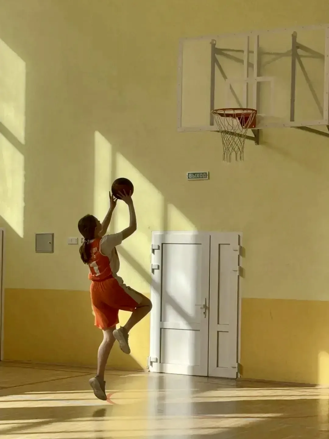 Баскетбольный успех: 7Е класс - серебряные призёры района! 🏀🥈  15 апреля на базе «МАОУ СОШ №134» про