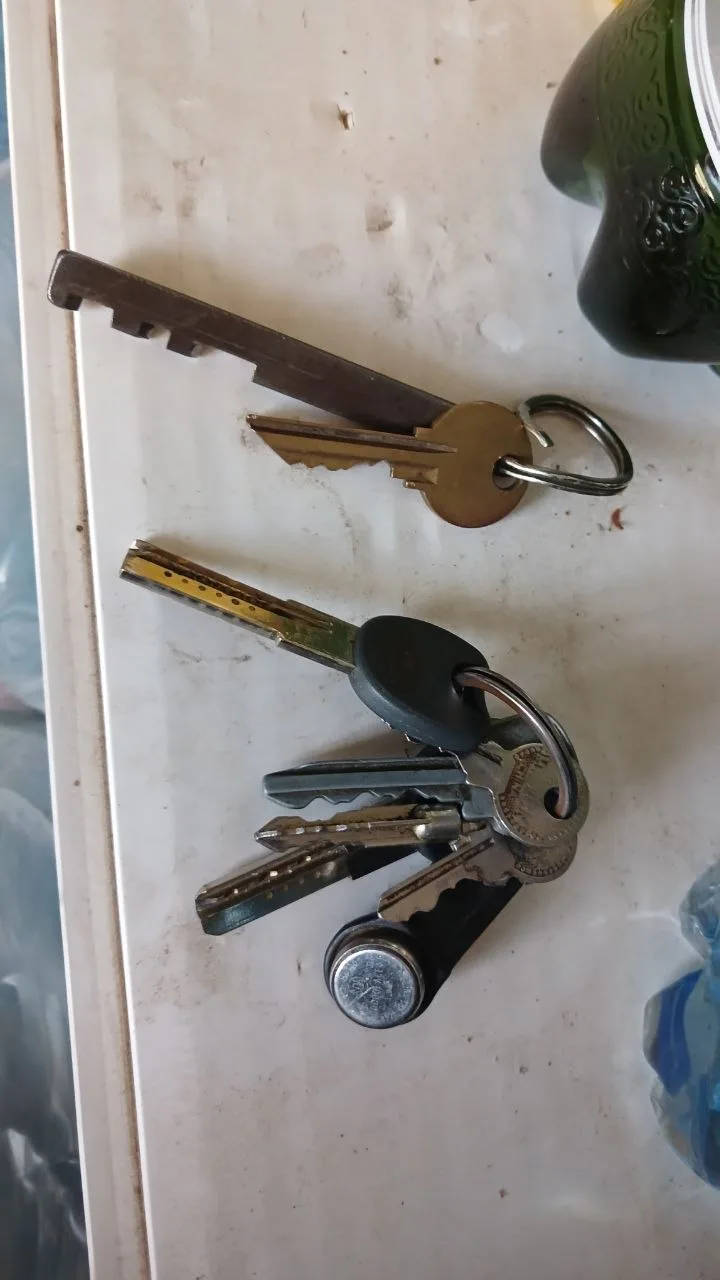 #нампишут Кто-то из покупателей оставил 2 связки ключей в магазине. Ключи в магазине "Э...