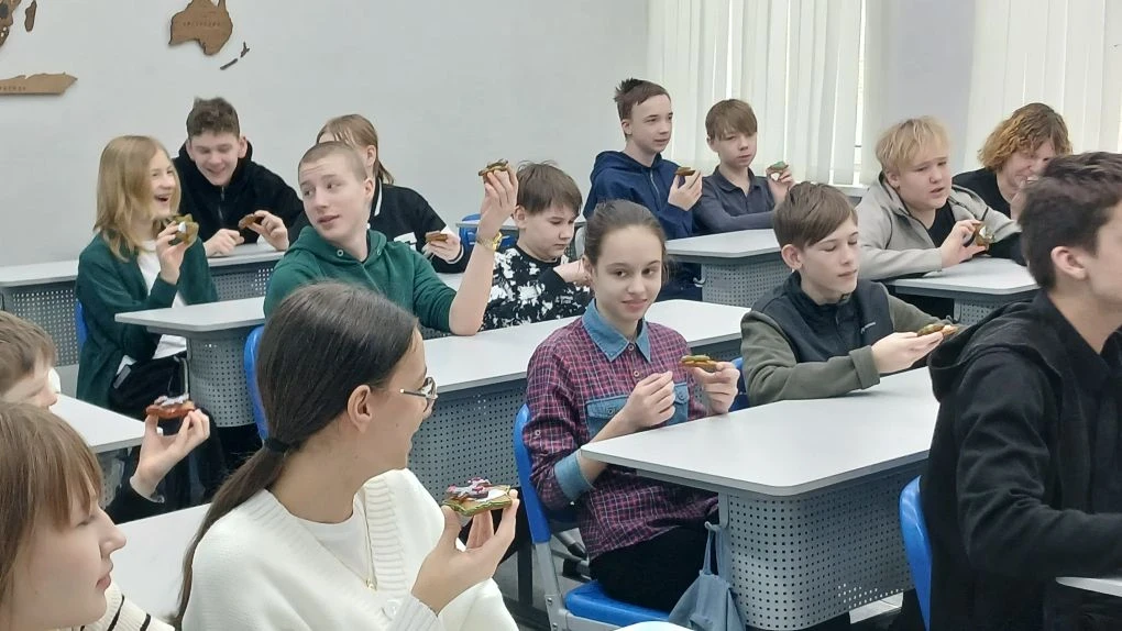 🍪 Сегодня в нашей школе прошел интересный мастер-класс по росписи пряников. В рамках акции «СВО — Сл