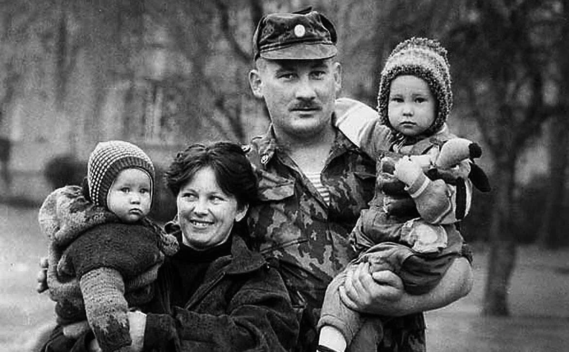 ☆ Герой России Олег Козлов с семьёй. Рядовой Московского погранотряда совершил свой под...