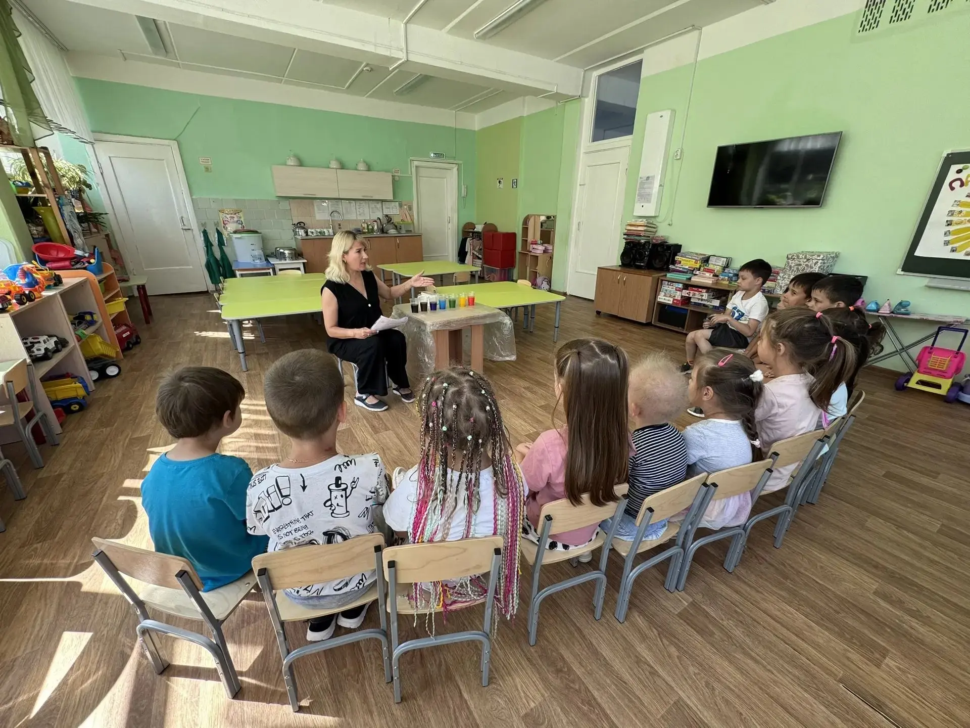 В группе «Почемучки» воспитатель показала дошкольникам эксперимент с водой и с красками. В ходе эксп