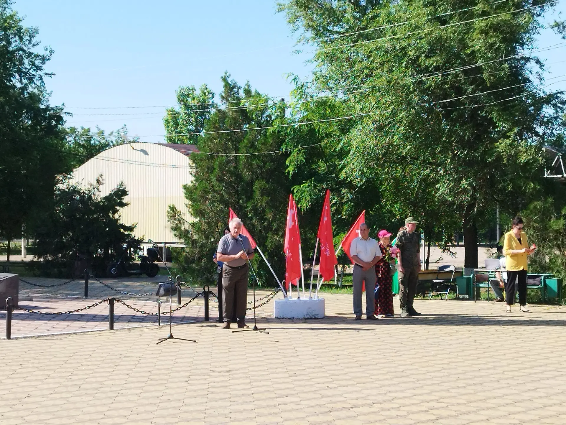 22 июня 2026 г у мемориала Вечной Славы в центре с. Левокумского прошло траурно-торжественное меропр