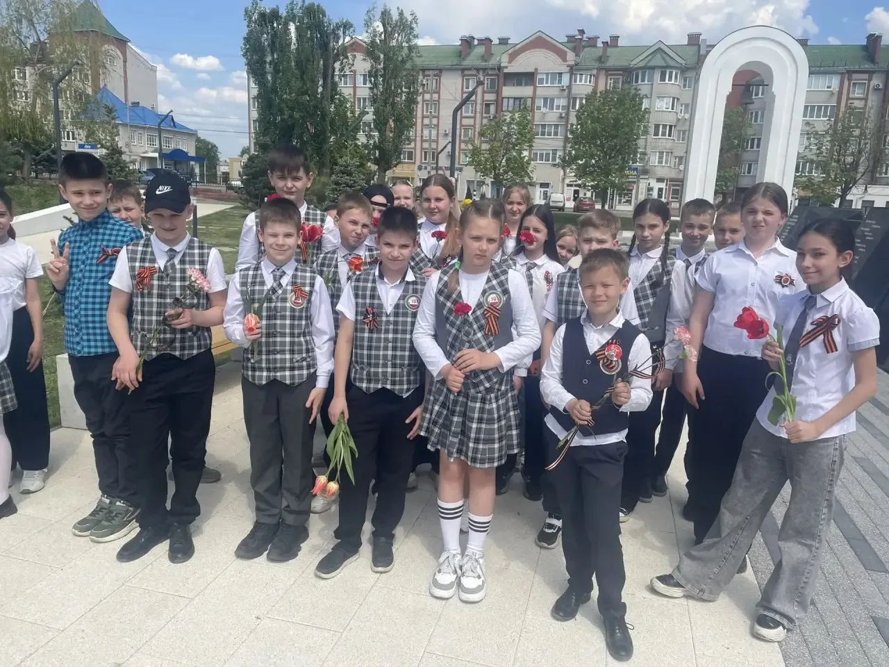 🤝 Память не имеет возраста.  Вчера учащиеся 4‑х классов г. Россоши посетили памятник погибшим при ис